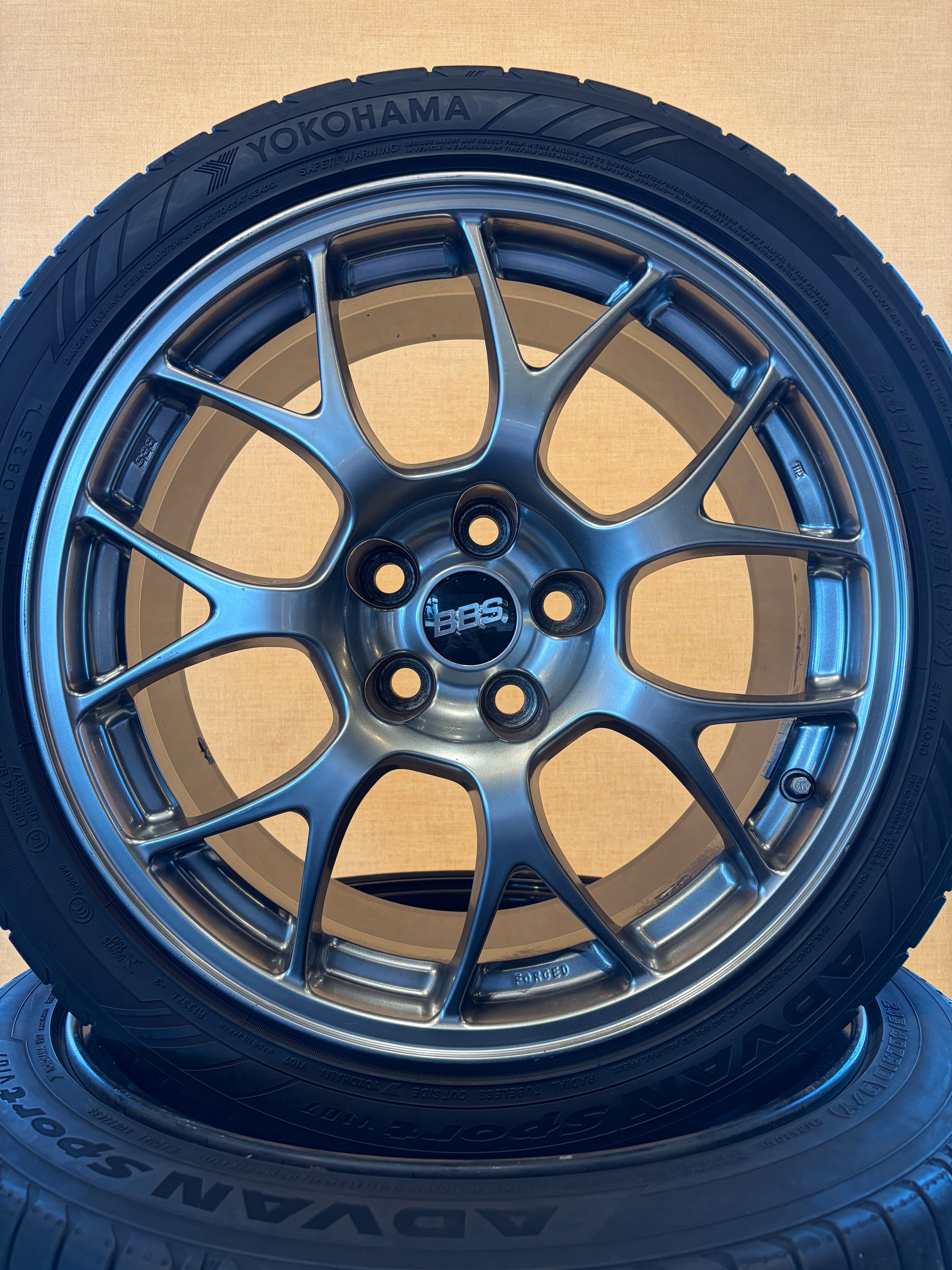 F18-0015 ヨコハマ ｱﾄﾞﾊﾞﾝｽﾎﾟｰﾂ V107 245/40R18 夏タイヤ ﾗﾝｻｰ