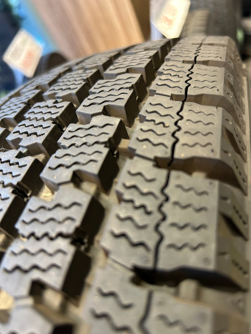 ギャラリービューアに画像をロードする, V-0025トーヨーDELVEX195/80R15スタッドレス