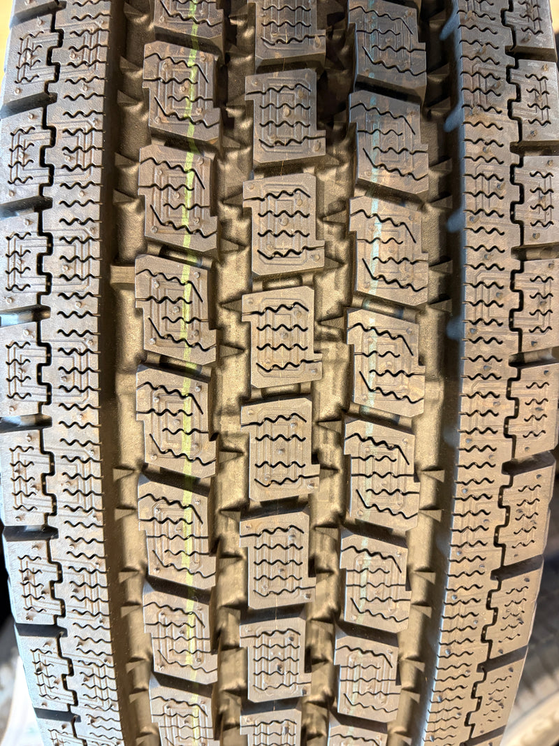 ギャラリービューアに画像をロードする, T-250 トーヨー スタッドレス DELVEX 195/80Ｒ15　105L
