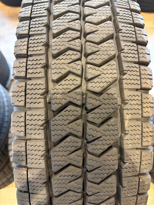 T-274ブリヂストンﾌﾞﾘｻﾞｯｸ　VL10195/80Ｒ15 107/105スタッドレス