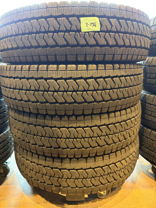 T-274ブリヂストンﾌﾞﾘｻﾞｯｸ　VL10195/80Ｒ15 107/105スタッドレス