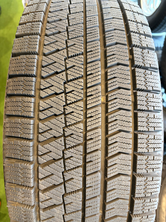 F17-0043 ブリヂストン ﾌﾞﾘｻﾞｯｸ　VRX2 225/55Ｒ17 スタッドレス ﾚｶﾞｼｨB4