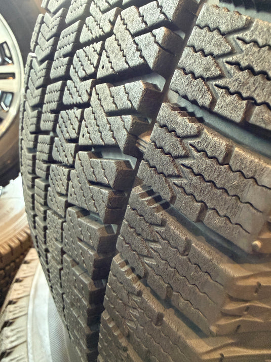 F17-0043 ブリヂストン ﾌﾞﾘｻﾞｯｸ　VRX2 225/55Ｒ17 スタッドレス ﾚｶﾞｼｨB4