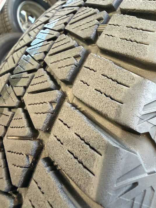 SUV-0076 ブリヂストン ﾌﾞﾘｻﾞｯｸ　DM-V3 225/60Ｒ18 スタッドレス ﾊﾘｱｰ、ﾗｳﾞ4、ｴｸｽﾄﾚｲﾙ