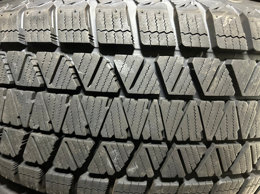 T-060ブリヂストンﾌﾞﾘｻﾞｯｸ　DM-V3225/55Ｒ18 スタッドレス