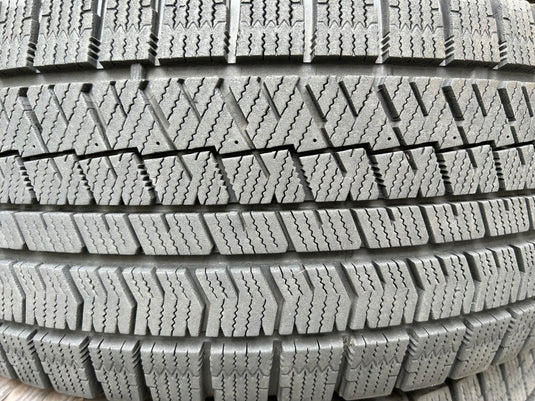 T-043ブリヂストンﾌﾞﾘｻﾞｯｸ　VRX2225/55Ｒ17 スタッドレス