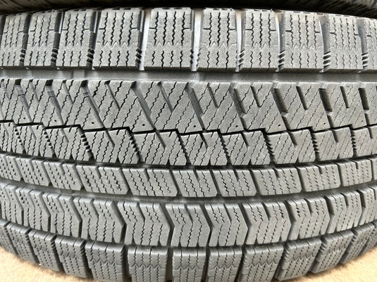 T-043ブリヂストンﾌﾞﾘｻﾞｯｸ　VRX2225/55Ｒ17 スタッドレス