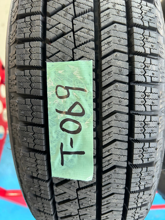 T-069ブリヂストンﾌﾞﾘｻﾞｯｸ　VRX2165/60Ｒ15 スタッドレス