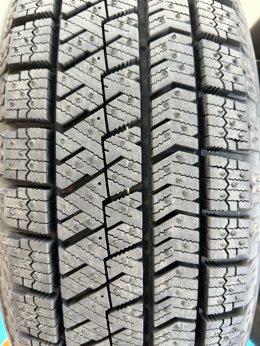 T-069ブリヂストンﾌﾞﾘｻﾞｯｸ　VRX2165/60Ｒ15 スタッドレス