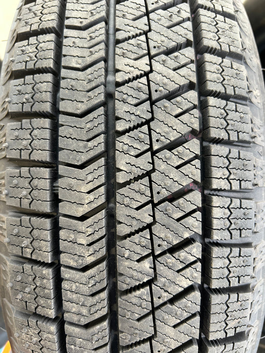 T-069ブリヂストンﾌﾞﾘｻﾞｯｸ　VRX2165/60Ｒ15 スタッドレス