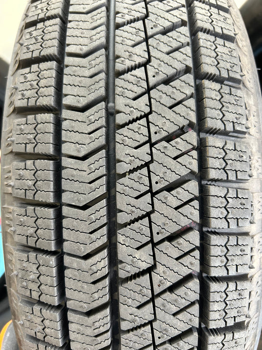 T-069ブリヂストンﾌﾞﾘｻﾞｯｸ　VRX2165/60Ｒ15 スタッドレス