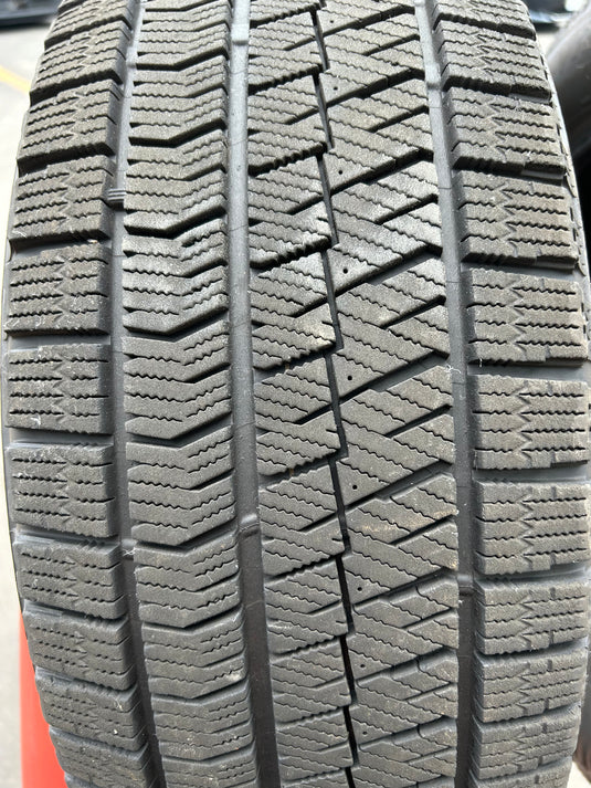 T-082ブリヂストンﾌﾞﾘｻﾞｯｸ　VRX2205/55Ｒ16 スタッドレス