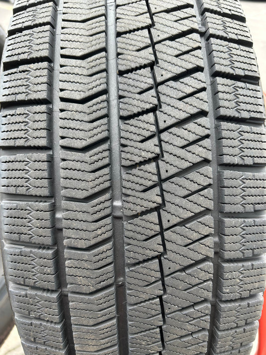 T-082ブリヂストンﾌﾞﾘｻﾞｯｸ　VRX2205/55Ｒ16 スタッドレス