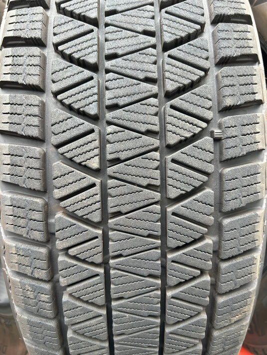 T-083ブリヂストンﾌﾞﾘｻﾞｯｸ　DM-V3225/60Ｒ17 スタッドレス