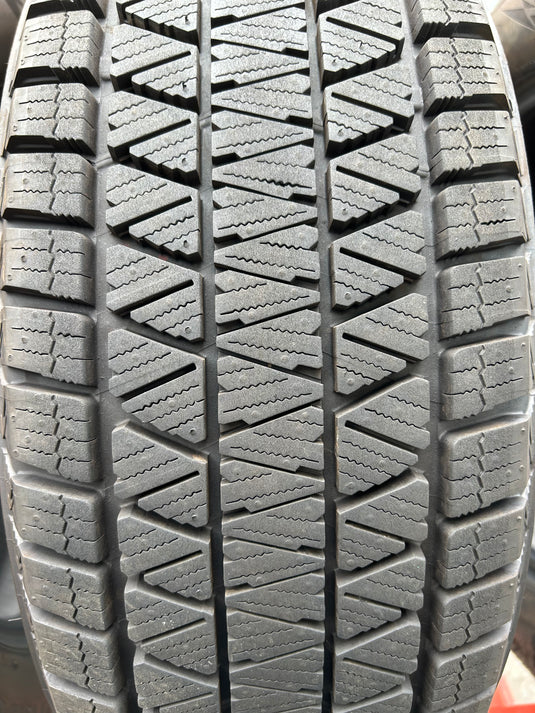 T-083ブリヂストンﾌﾞﾘｻﾞｯｸ　DM-V3225/60Ｒ17 スタッドレス