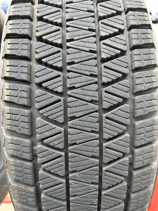 T-083ブリヂストンﾌﾞﾘｻﾞｯｸ　DM-V3225/60Ｒ17 スタッドレス