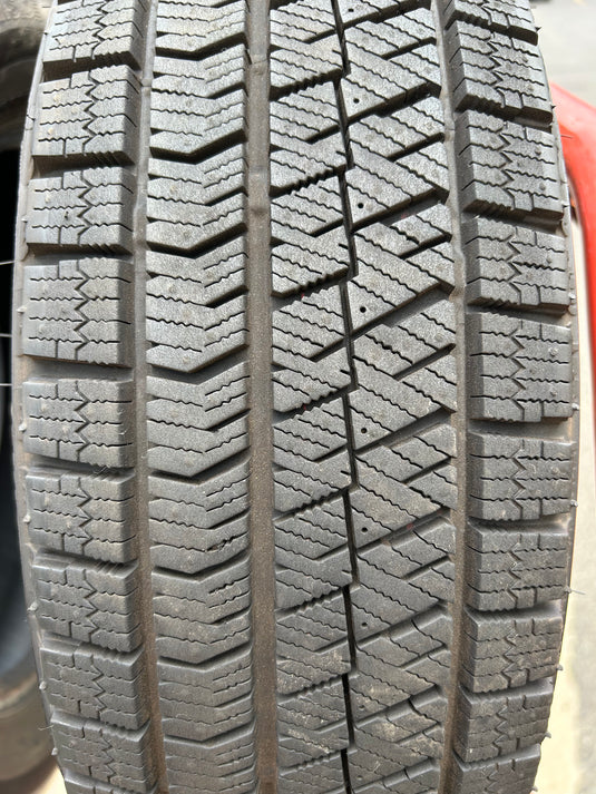 T-089ブリヂストンﾌﾞﾘｻﾞｯｸ　VRX2175/65Ｒ15 スタッドレス