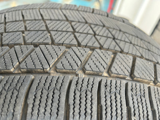 F17-0027ブリヂストンﾌﾞﾘｻﾞｯｸ　VRX3225/55Ｒ17スタッドレス