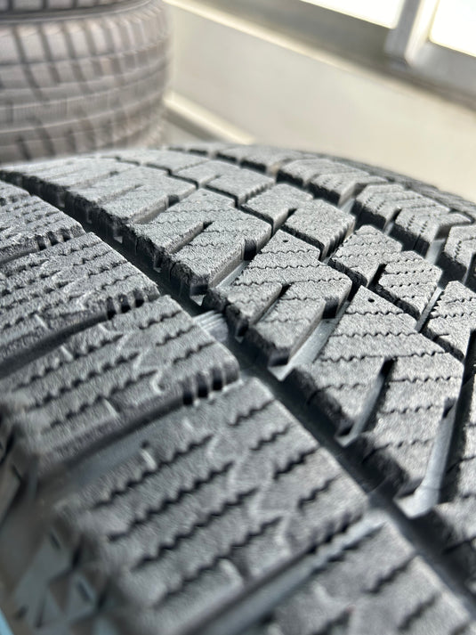 F17-0030ブリヂストンﾌﾞﾘｻﾞｯｸ　VRX2215/55Ｒ17スタッドレス