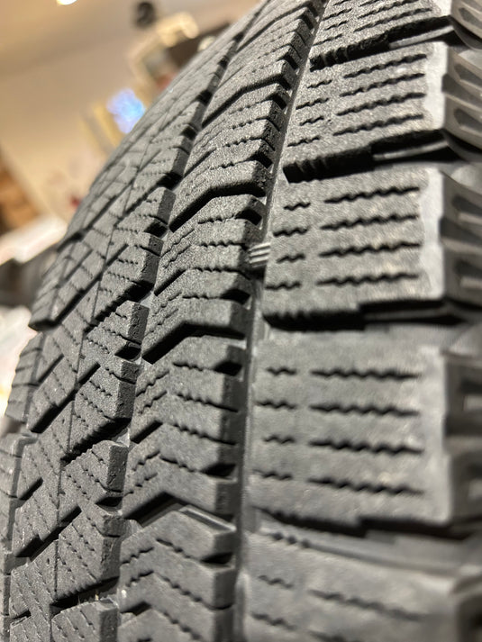 F15-0058ブリヂストンﾌﾞﾘｻﾞｯｸ　VRX2185/65Ｒ15スタッドレス