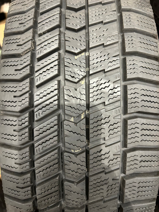 T-132グッドイヤーｱｲｽﾅﾋﾞ8195/60Ｒ17 スタッドレス