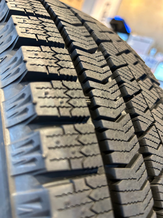 F15-0061ブリヂストンﾌﾞﾘｻﾞｯｸ　VRX2175/65Ｒ15スタッドレス