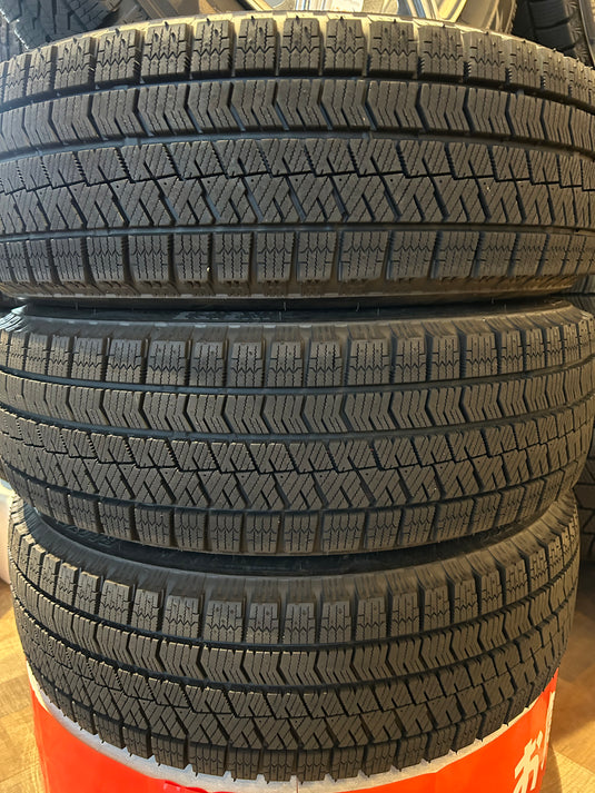 F15-0061ブリヂストンﾌﾞﾘｻﾞｯｸ　VRX2175/65Ｒ15スタッドレス