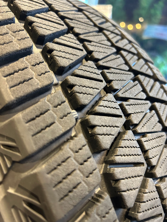 SUV-0044ブリヂストンﾌﾞﾘｻﾞｯｸ　DM-V3225/65Ｒ17スタッドレス