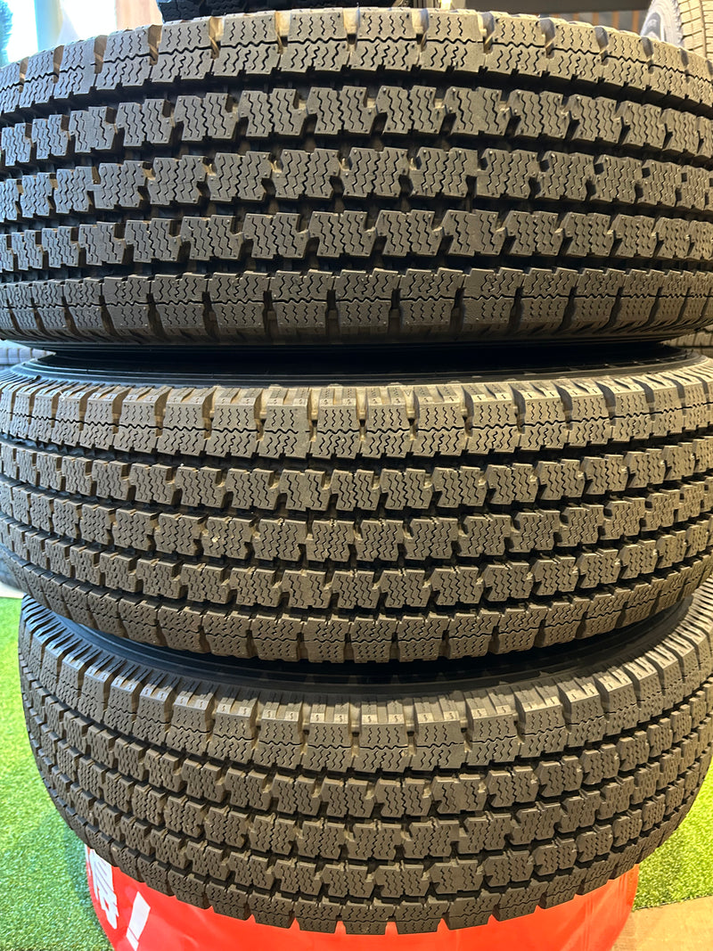 ギャラリービューアに画像をロードする, V-0025トーヨーDELVEX195/80Ｒ15スタッドレス
