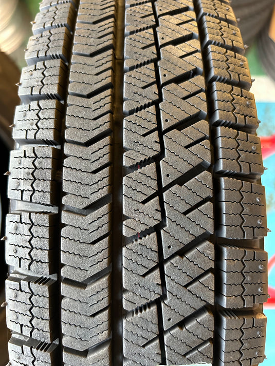 T-147ブリヂストンﾌﾞﾘｻﾞｯｸ　VRX2155/80Ｒ13スタッドレス