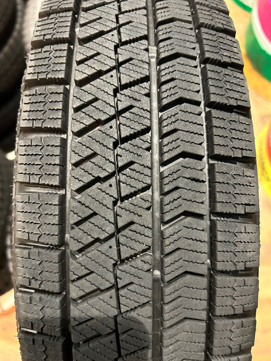 K15-0033ブリヂストンﾌﾞﾘｻﾞｯｸ　VRX2165/65Ｒ15スタッドレス