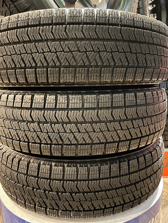 K15-0033ブリヂストンﾌﾞﾘｻﾞｯｸ　VRX2165/65Ｒ15スタッドレス