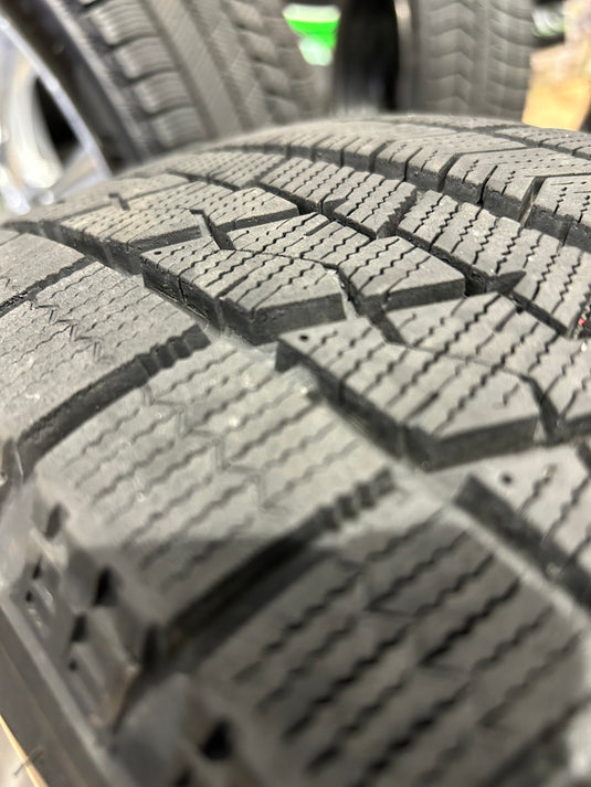 F15-0062ブリヂストンﾌﾞﾘｻﾞｯｸ　VRX195/65Ｒ15スタッドレス