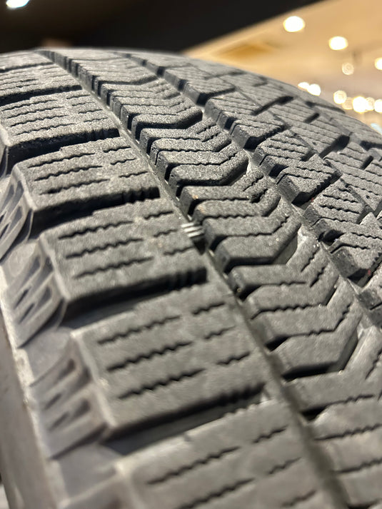 F15-0065ブリヂストンﾌﾞﾘｻﾞｯｸ　VRX2175/65Ｒ15スタッドレス