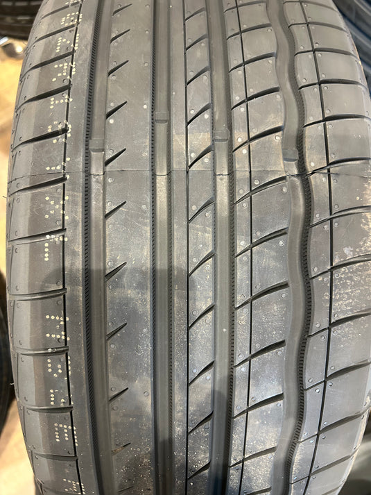 T-208海外製AUTORUN　M3225/40Ｒ18 夏タイヤ