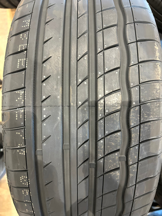 T-208海外製AUTORUN　M3225/40Ｒ18 夏タイヤ