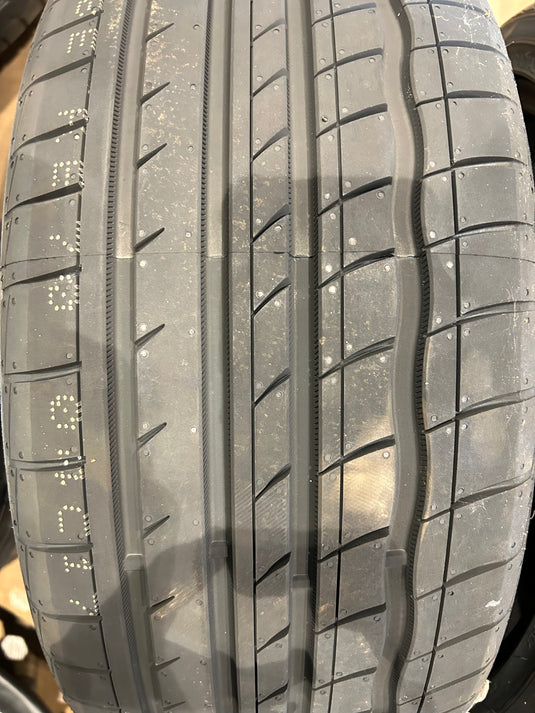 T-208海外製AUTORUN　M3225/40Ｒ18 夏タイヤ
