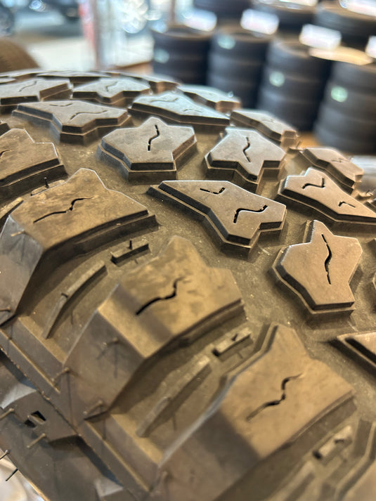 K15-0035 海外製 夏タイヤ ｴｸｽﾄﾘｰﾑ　R/T　ﾏｯﾄT 175/80Ｒ16