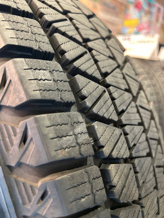 SUV-0057ブリヂストンﾌﾞﾘｻﾞｯｸ　DM-V3225/65Ｒ17スタッドレス