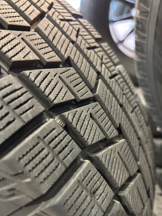 F16-0051 ヨコハマ スタッドレス ｱｲｽｶﾞｰﾄﾞ　IG60商談中梶沼目代様 215/65Ｒ16