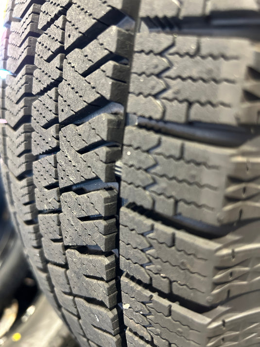 F16-0052ブリヂストンﾌﾞﾘｻﾞｯｸ　VRX2215/65Ｒ16スタッドレス