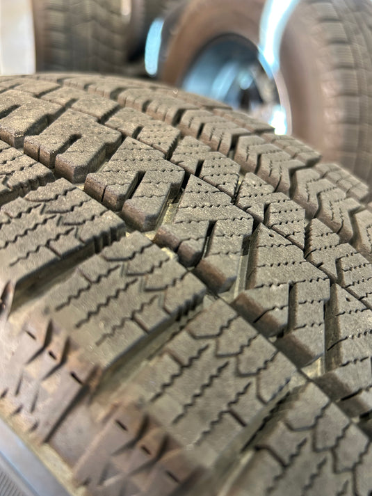 SUV-0060ブリヂストンﾌﾞﾘｻﾞｯｸ　VRX2195/65Ｒ16スタッドレス