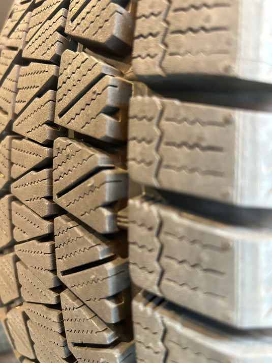 SUV-0061ブリヂストンﾌﾞﾘｻﾞｯｸ　DM-V3235/55Ｒ18スタッドレス