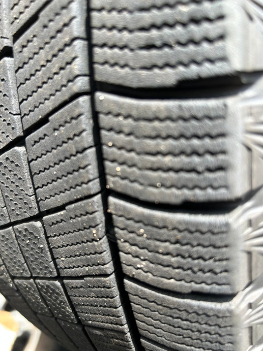 F18-0010ブリヂストンﾌﾞﾘｻﾞｯｸ　VRX3商談中245/40Ｒ19スタッドレス
