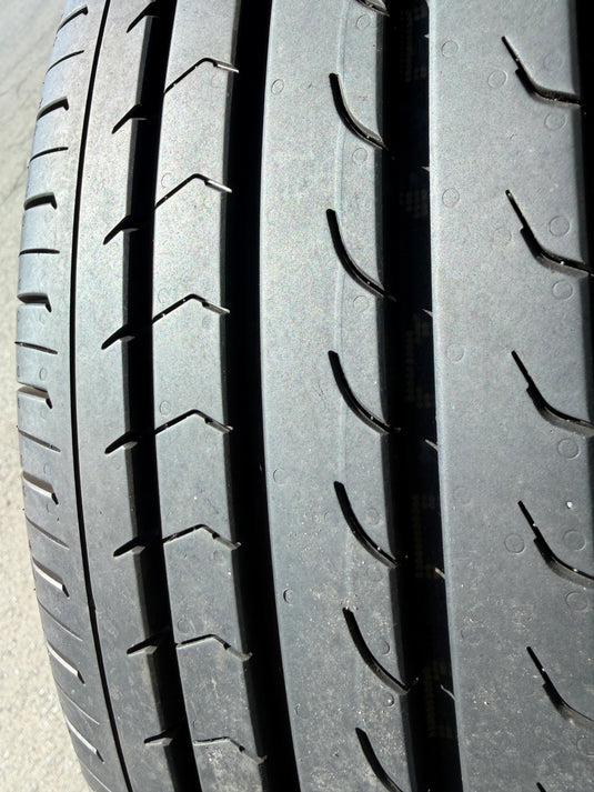 SUV-0082 ヨコハマ ﾌﾞﾙｰｱｰｽRV03 215/55R17 夏タイヤ ﾌｨｱｯﾄ500X