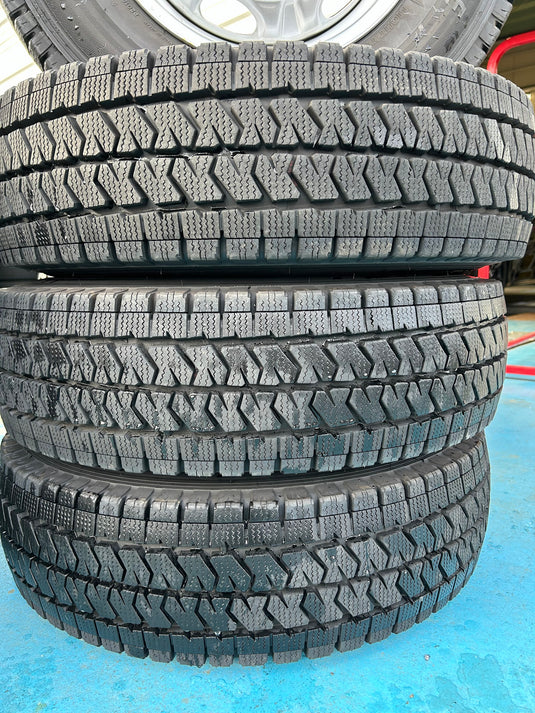 V-0024 ブリヂストン ﾌﾞﾘｻﾞｯｸ　VL10 195/80Ｒ15 スタッドレス ｷｬﾗﾊﾞﾝ